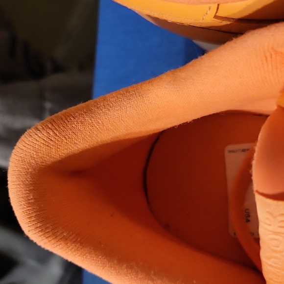 Reebok Sneakers with black reebok shirt. Only shoes available. - Picture 11 of 12